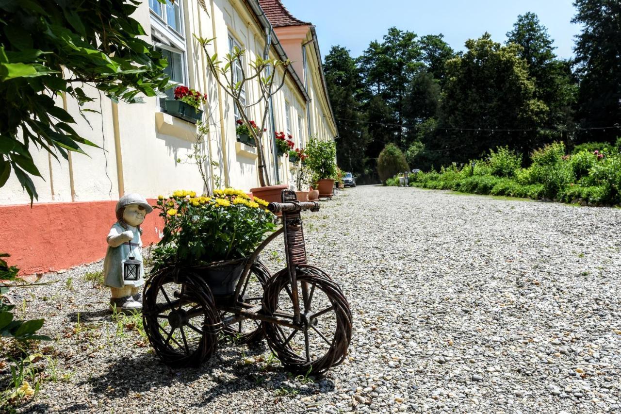 Palatul Brukenthal Avrig Hotel Exterior photo