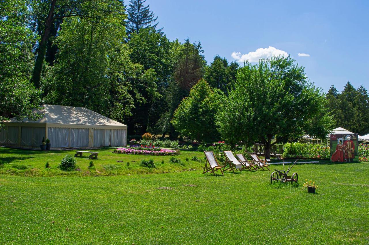 Palatul Brukenthal Avrig Hotel Exterior photo