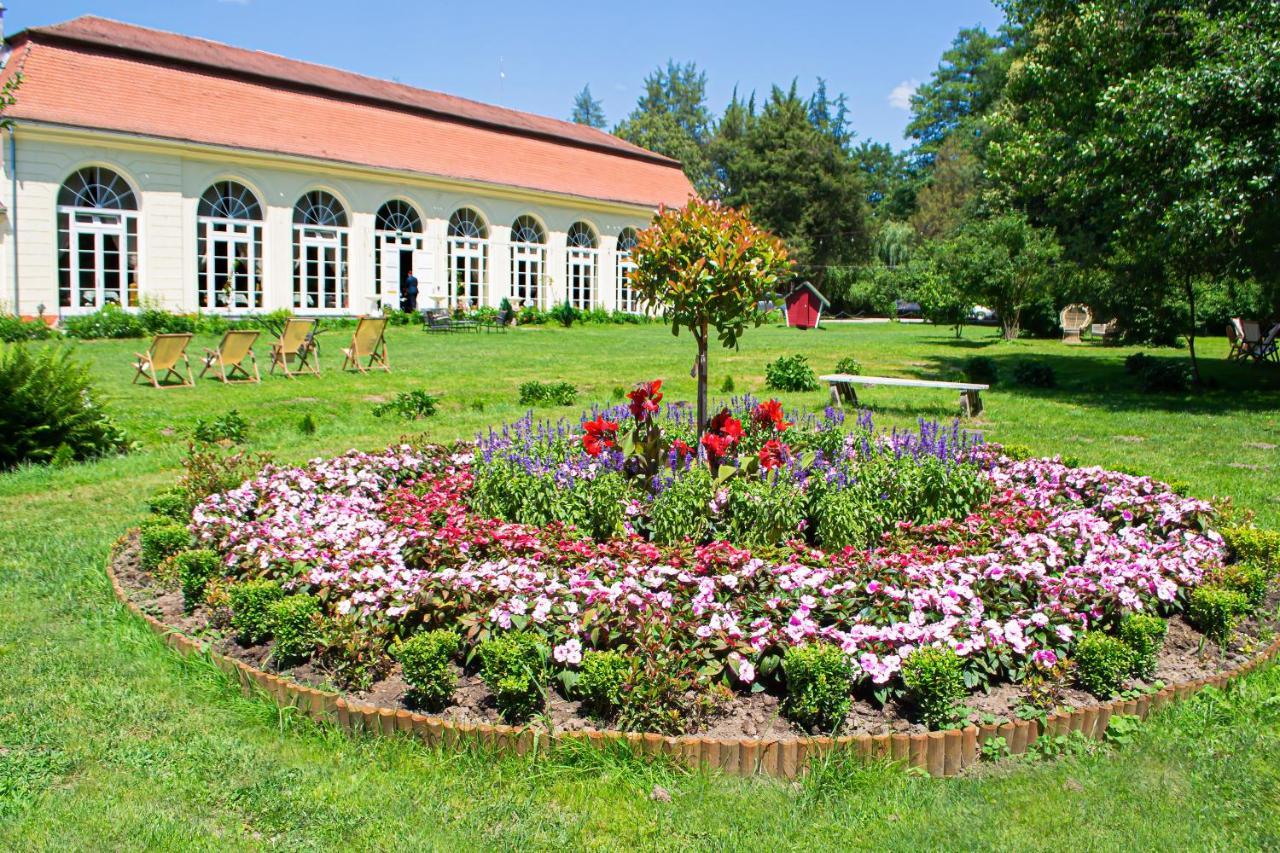 Palatul Brukenthal Avrig Hotel Exterior photo