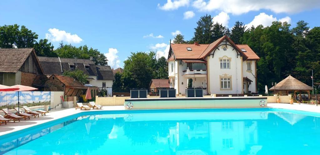 Palatul Brukenthal Avrig Hotel Exterior photo