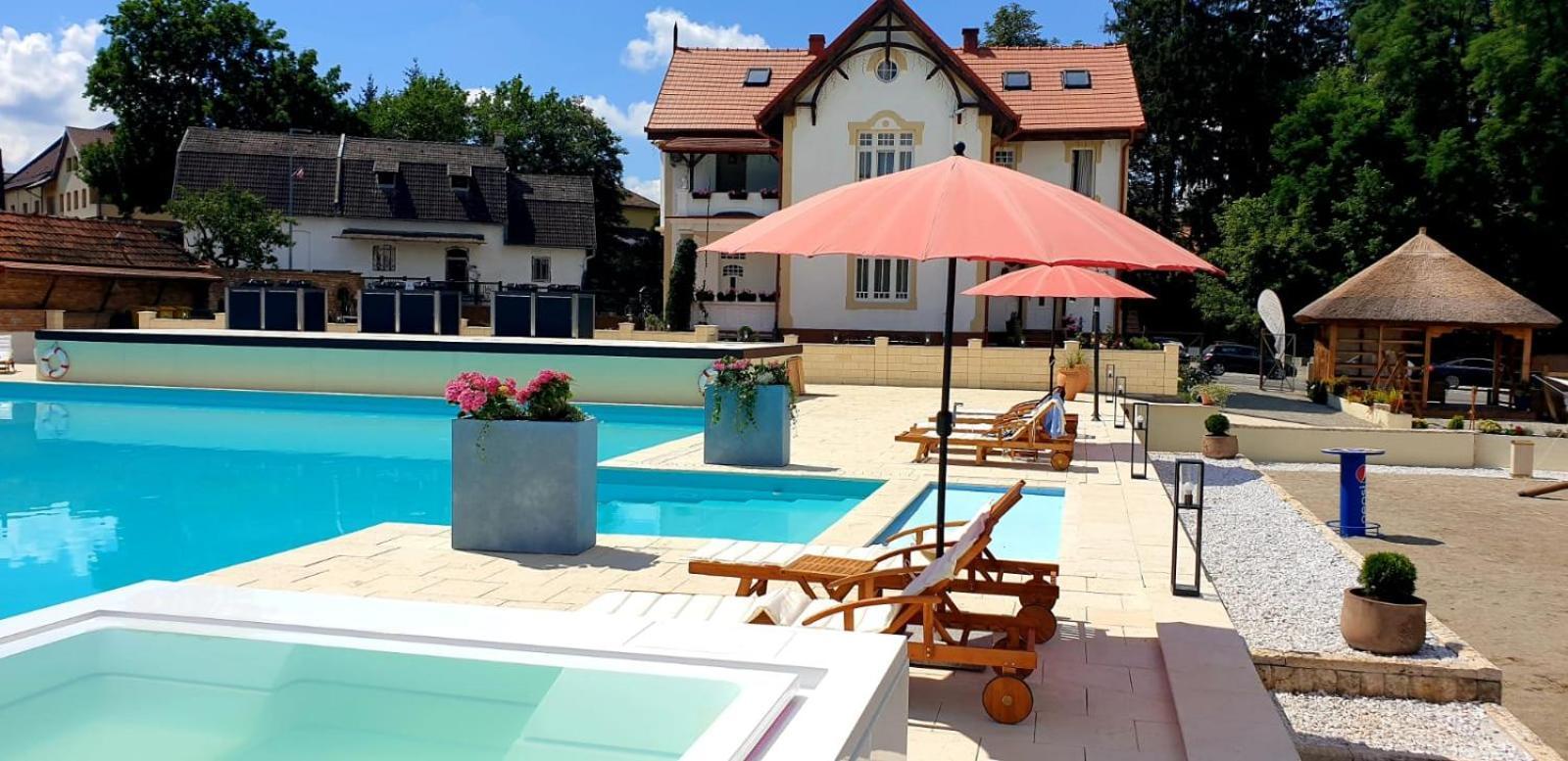 Palatul Brukenthal Avrig Hotel Exterior photo